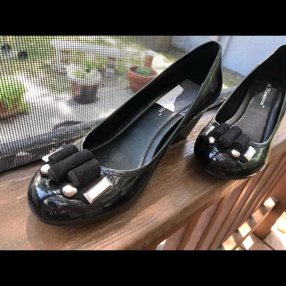 New BCBG Black Patent Leather Wedges 5.5 - Picture 2 of 4